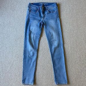 AMERICAN EAGLE LIGHT WASH SKINNY JEANS - SIZE 6